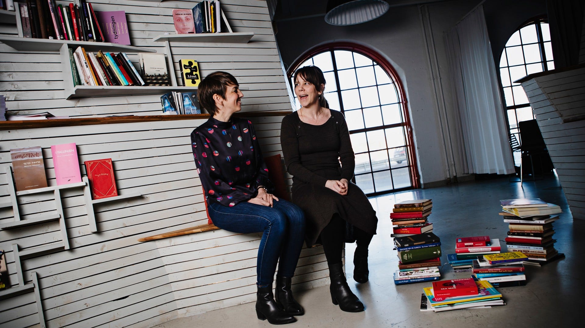 Karin Dalborg och Sofia Gräsberg är två av husets eldsjälar. Här sitter de i Göteborgs litteraturhus lokal där 250 litterära evenemang arrangerades förra året.