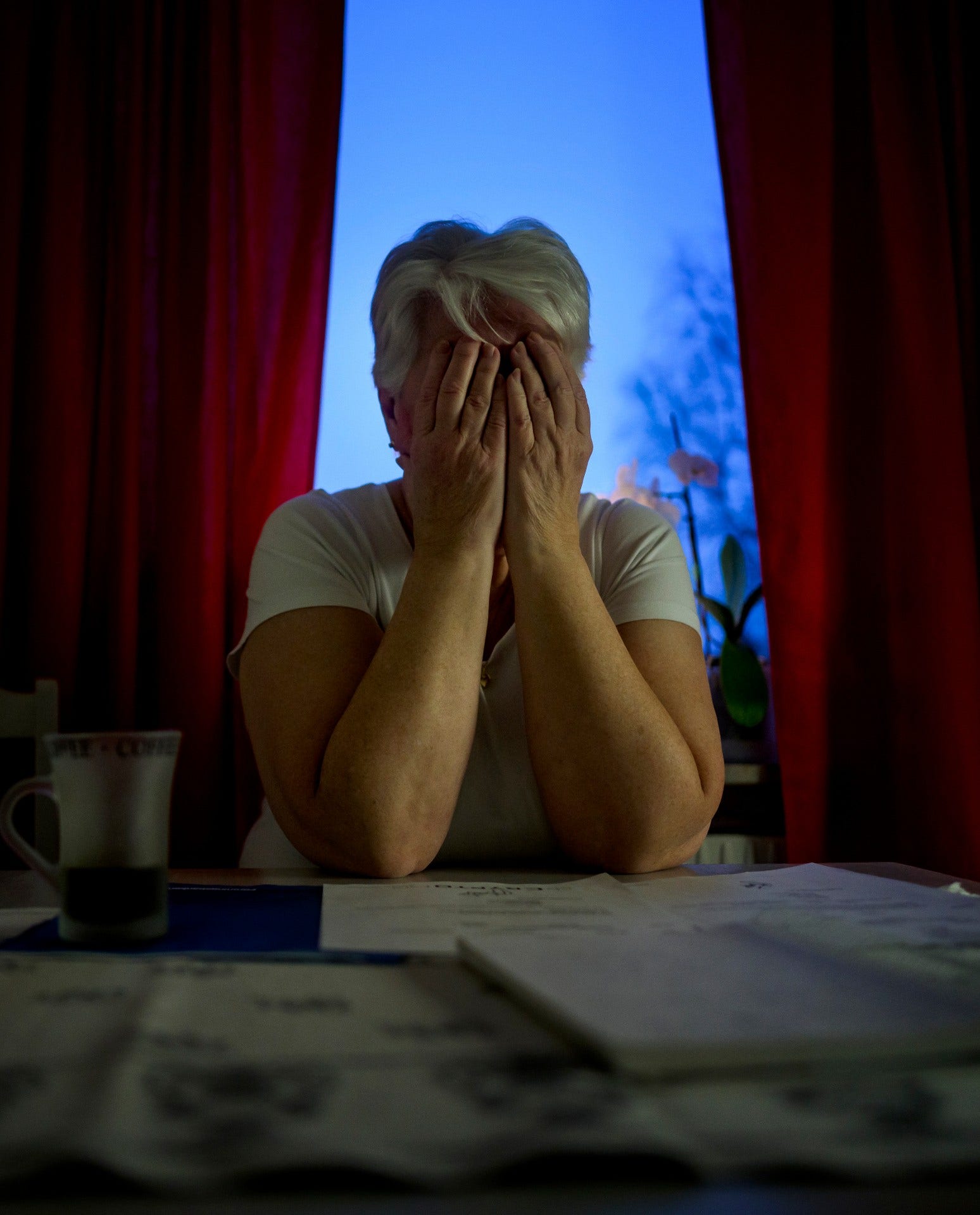 Maj-Britt, 67, har blivit lurad på 1,3 miljoner kronor – pengar som hon till stor del inte ens hade. Bedragarna har tagit lån i hennes namn.