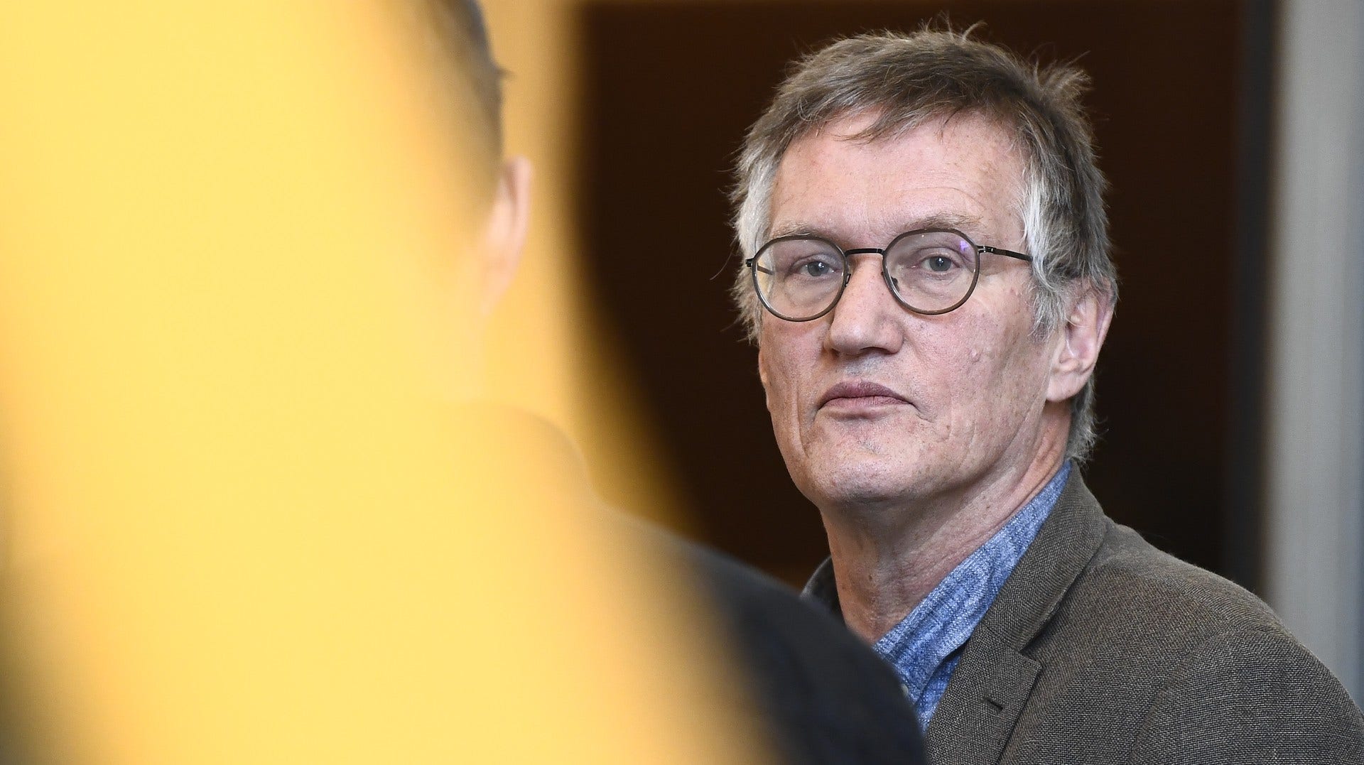 Statsepidemiolog Anders Tegnell menar att WHO:s nya besked stärker Folkhälsomyndighetens bedömning om att skolorna inte bör stängas.