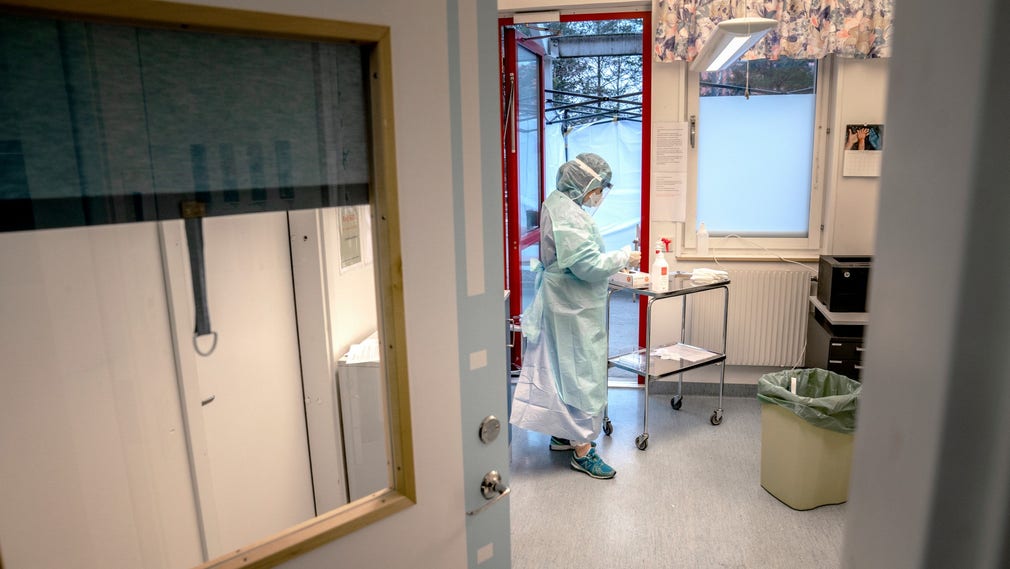 Personal i skyddskläder på infektionskliniken på Karolinska i Huddinge.