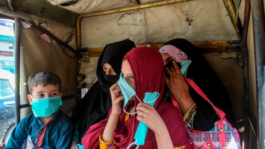 En familj i Karachi i en bilriksha.