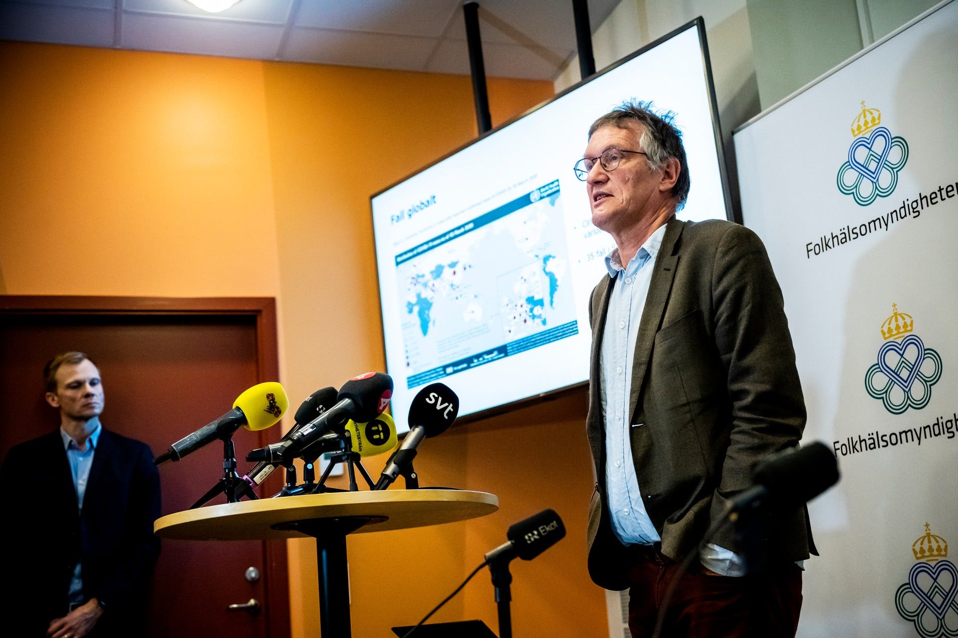 Under dagliga pressträffar informerar Folkhälsomyndigheten tillsammans med Socialstyrelsen och MSB om det senaste gällande utvecklingen i Sverige och världen. Bristen på skyddsutrustning beskrivs som en framtida risk.
