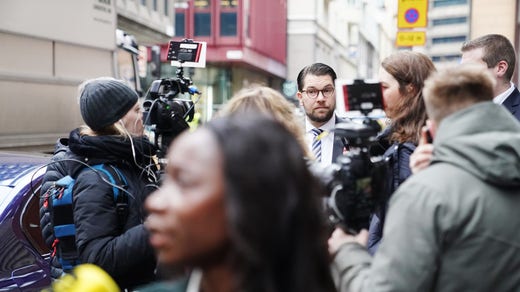 Nyamko Sabuni (L) och Jimmie Åkesson (SD) på väg in till mötet som Stefan Löfven kallat alla partiledare till.
