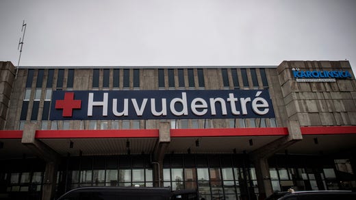 En person som smittats av det nya coronaviruset som vårdats vid intensivvårdsavdelningen vid Karolinska Universitetssjukhuset Huddinge har avlidit.