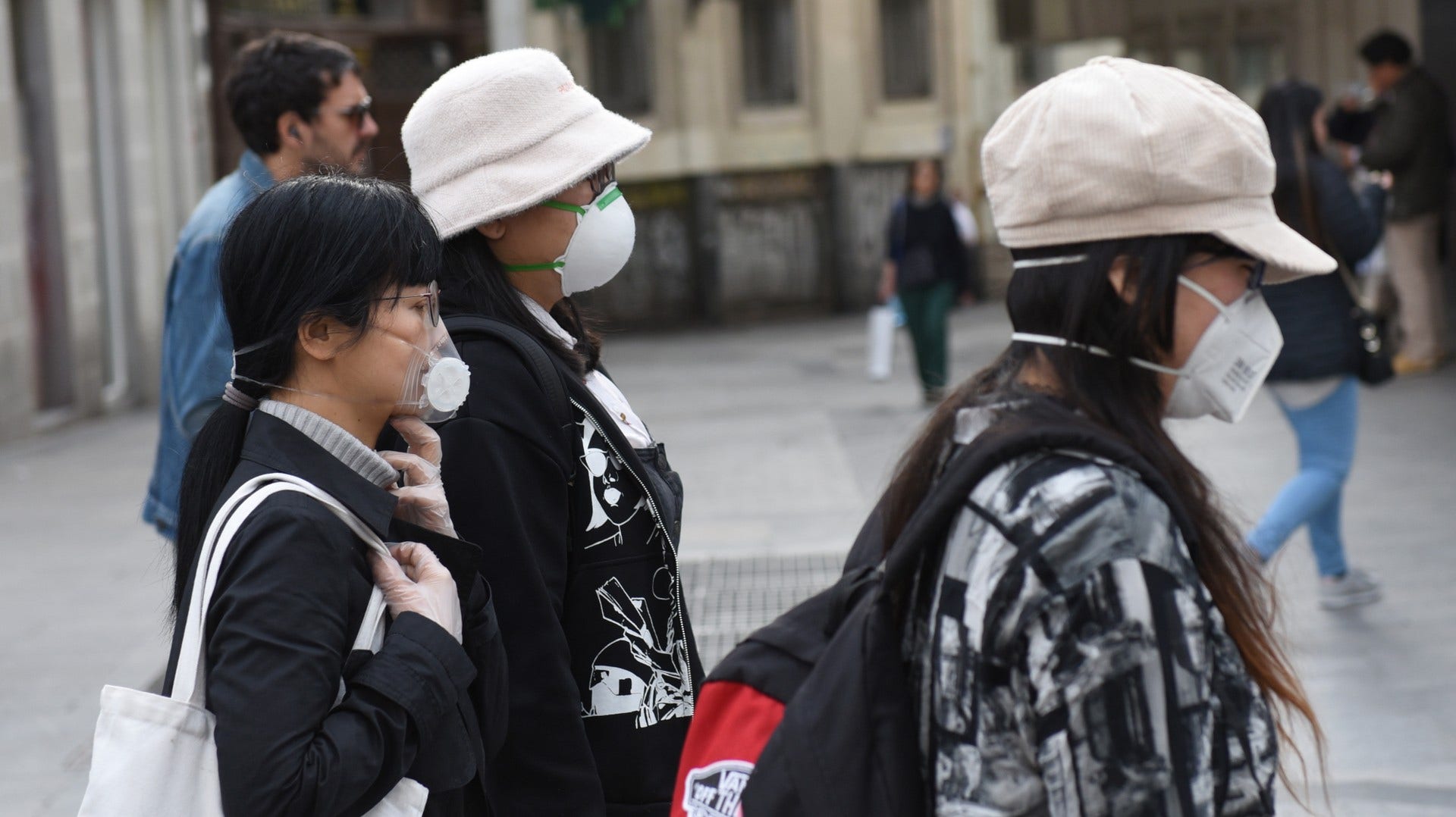 Turister i Madrid med ansiktsmask. Madrid är den värst drabbade regionen i Spanien, ett land där antalet nysmittade växer stort.