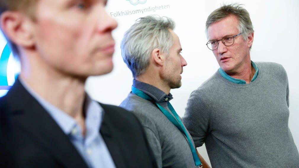 Statsepedemiolog Anders Tegnell (till höger) i samspråk med biträdande statsepidemiolog Anders Wallensten i samband med torsdagens presskonferens med Folkhälsomyndigheten och andra myndigheter som berörs av spridningen av coronaviruset.