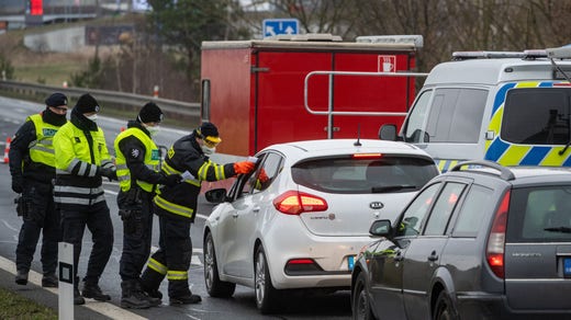 Feberkontroller på gränsen till Tjeckien, för att upptäcka eventuella nya covid- 19-fall.