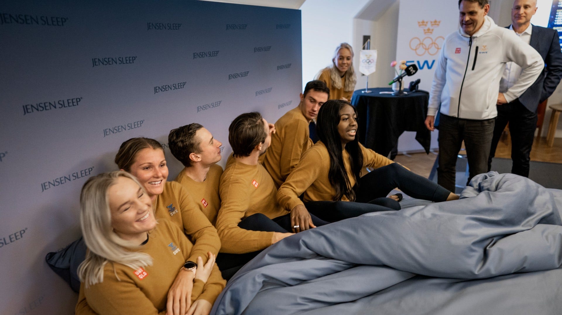 Brottaren Johanna Lindborg, kanotisten Linnea Stensils samt friidrottarna Kalle Berglund, Andreas Kramer, Khaddi Sagnia, Thobias Monthler och Tilde Johansson presenterade en satsning på bättre sömn hos Sveriges olympiska kommitté (SOK) – och pratade coronavirus. I bakgrunden SOK:s verksamhetschef Peter Reinebo.
