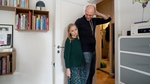 – Jag kommer att sakna mina kompisar, säger Tilde om att vara hemma från skolan med pappa Christian Adelhorst Rossi.