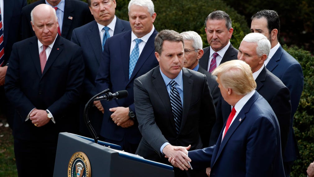 Donald Trump skakar hand med Walmarts vd Doug McMillon.