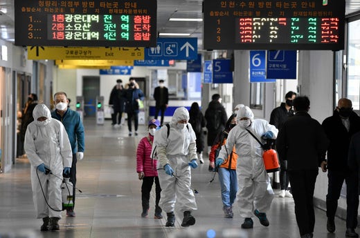 En tunnelbanestation i Seoul, Sydkorea, sprayas med desinfektionsmedel för att minska spridningen av covid-19.