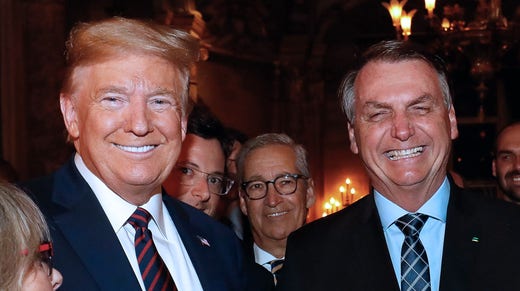 Donald Trump och Jair Bolsonaro träffades i förra veckan. Flera personer som var med på mötet har senare visat sig vara smittade av coronaviruset. Men både Trump och Bolsonaro har testat negativt.