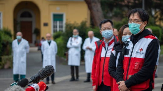 Sun Shuopeng från kinesiska Röda korset och intensivvårdsläkaren Zongan Liang är några av de kinesiska experter som åkt till Italien för att bidra med erfarenheter för att bekämpa coronaviruset.