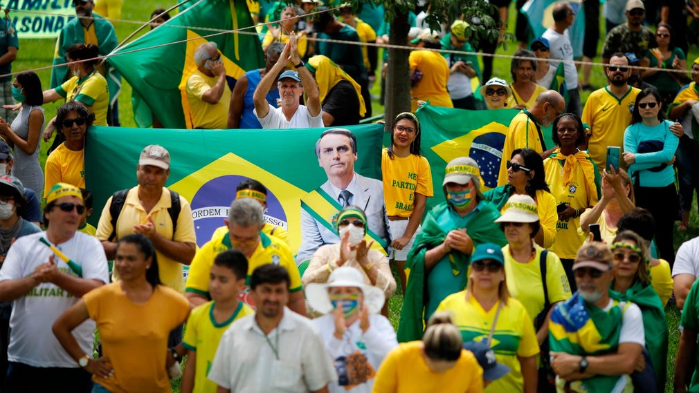 Supportrar till Bolsonaro demonstrerar trots förbud mot folksamlingar.