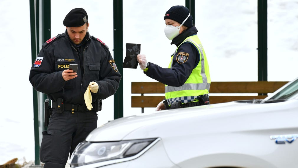 Polis vid en vägspärr vid St. Anton i Tyrolen.