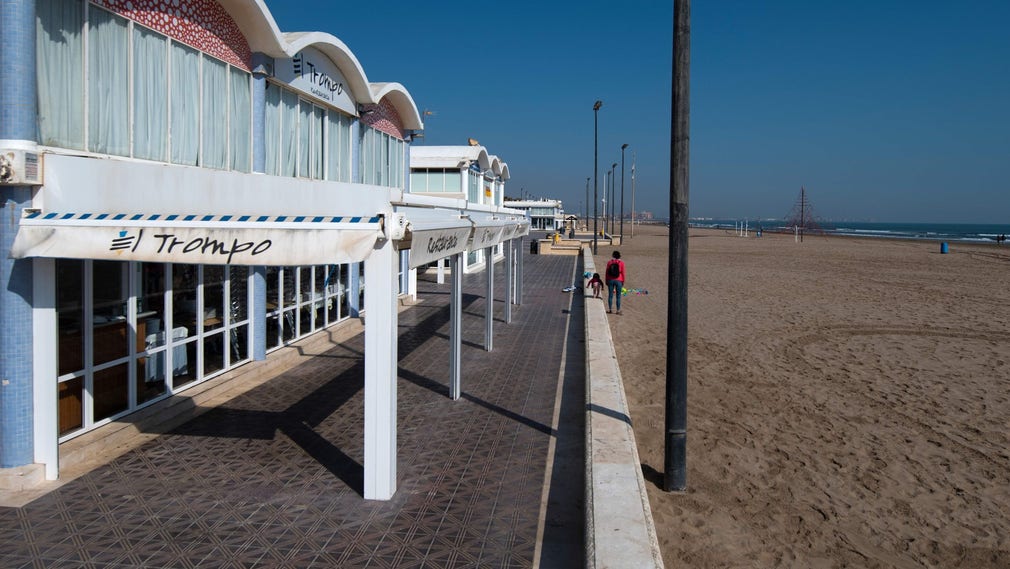 Stängda restauranger vid strandpromenaden i Valencia, Spanien, på lördagen.