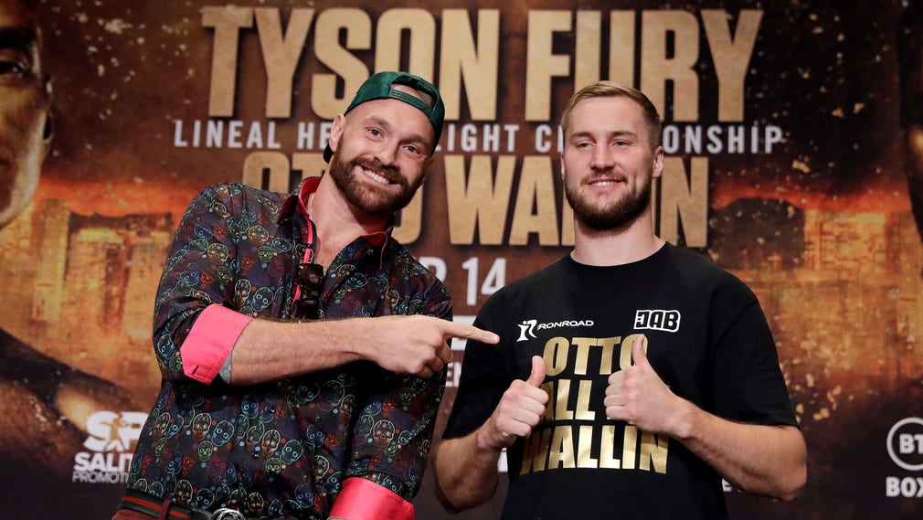 Tyson Fury, till vänster, inför matchen mot svensken Otta Wallin i Las Vegas i fjol. Britten vann på poäng. Nu har nya omständigheter kring hans dopningsfall framkommit.