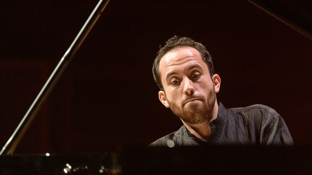 Pianisten Igor Levit lade ut en digital spelning från vardagsrummet av Beethovens ”Waldsteinsonat”. Här dock på Konserthuset i Stockholm.