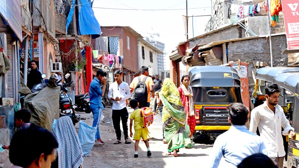 Oron är stor för hur Indien skulle klara en snabb smittspridning av det nya coronaviruset. I det tättbefolkade slumområdet Yadav Nagar i Bombay samsas 500 personer om varje toalett och de enkla bostäderna saknar rinnande vatten.