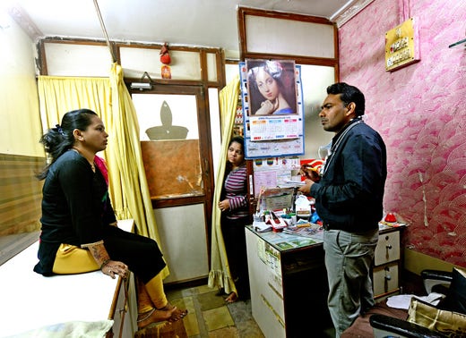 Läkaren Ravindra Yadav, medhjälparen och patienten Fullmati Yadav.