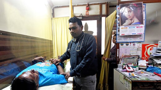 Läkaren Ravindra Yadav och patienten Shekhar Rane.