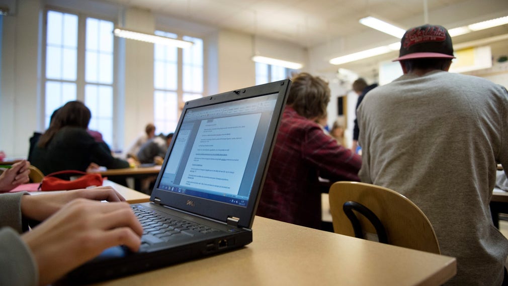 En högstadieelev i årskurs 8 använder sin bärbara dator under en lektion i Sofia skola 2014.