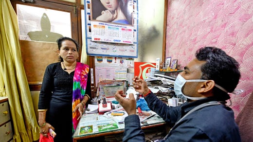 Läkare Ravindra Yadav och patient Fullmati Yadav.