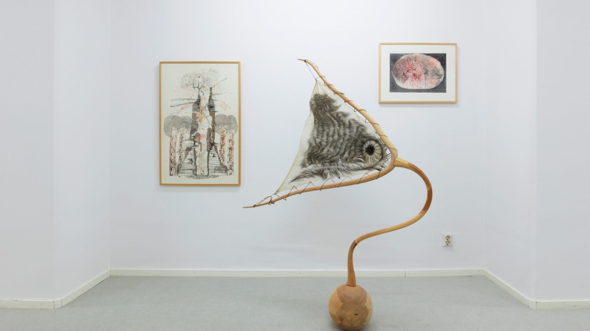 Skulptur av Thale Vangen och målningar av Thea Ekström