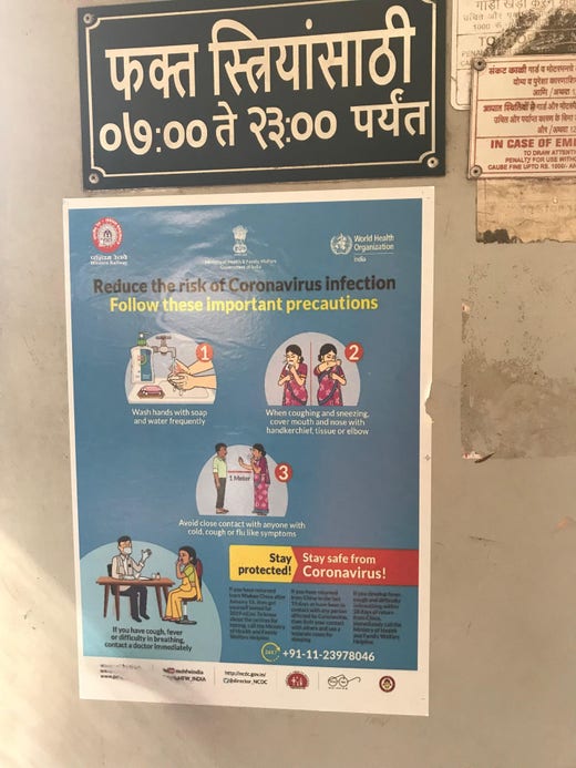 Coronainformation på pendeltåget i Bombay,
