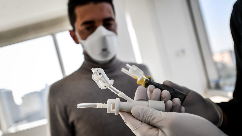 Det råder brist på medicinsk utrustning i Italien, bland annat venturiventiler som kopplar samman andningsmasker med respiratorer. Efter att sökandet efter alternativa lösningar påbörjats erbjöd sig två personer, Cristian Fracassi och Alessandro Ramaioli, att låna ut sitt företags 3D-skrivare till uppdragets ändamål. Här Cristian Fracassi.