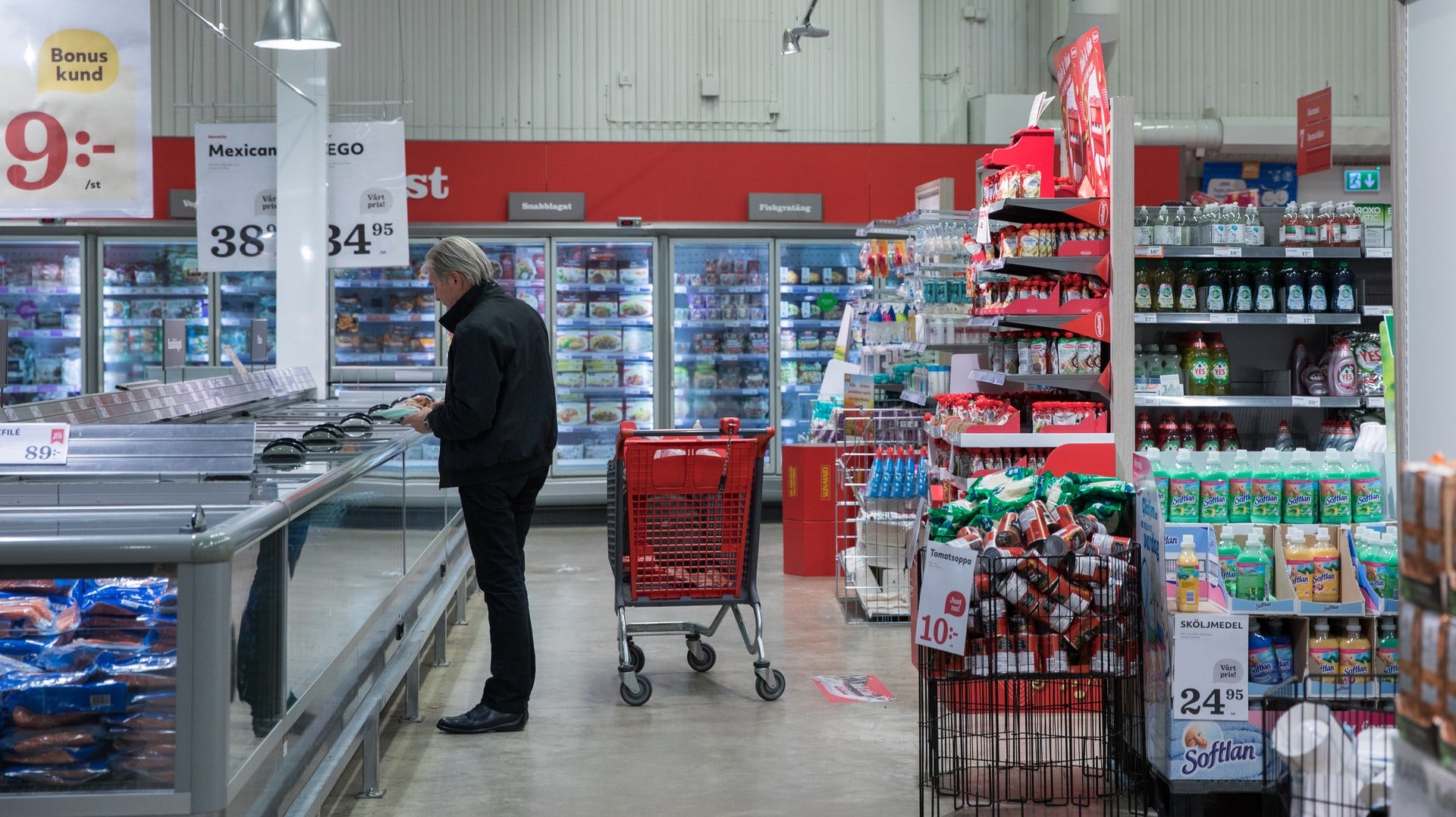 Flera matbutiker öppnar extra tidigt för personer i riskgrupper.