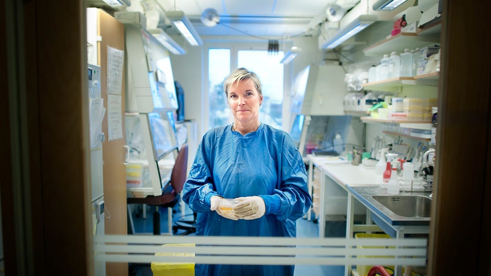 Mia Brytting, enhetschef på enheten för laborativ virus- och vaccinövervakning vid Folkhälsomyndigheten. Här fotograferad 2018 – med ett prov på svininfluensavirus.
