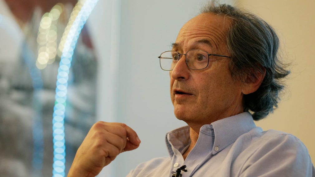 Michael Lewitt, som tilldelades Nobelpriset i kemi 2013, hävdar att den värsta delen av coronaepidemin kan vara över tidigare än vad många tror.