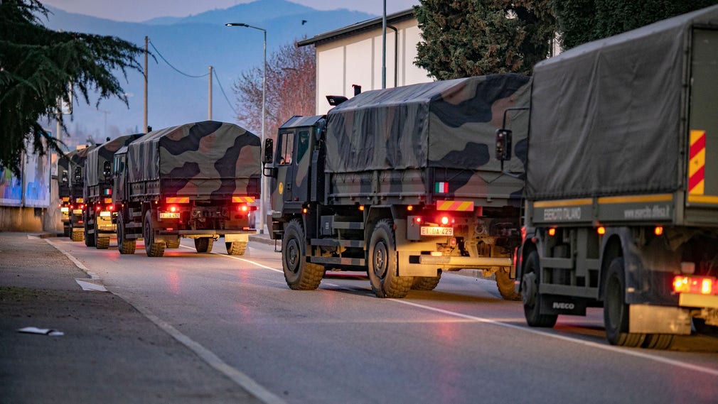 Militärfordon kör avlidna till Bergamos kyrkogård. Staden ligger i Lombardiet.