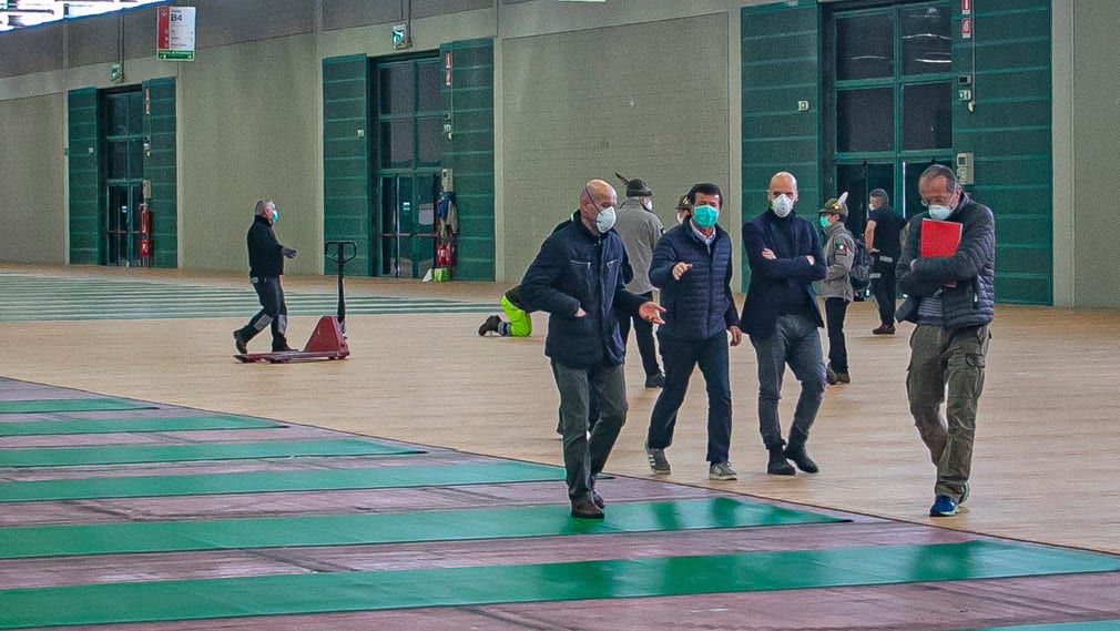 Sjukvårdspersonal på Alpini-sjukhuset i Bergamo tillsammans med borgmästaren Giorgio Gori.