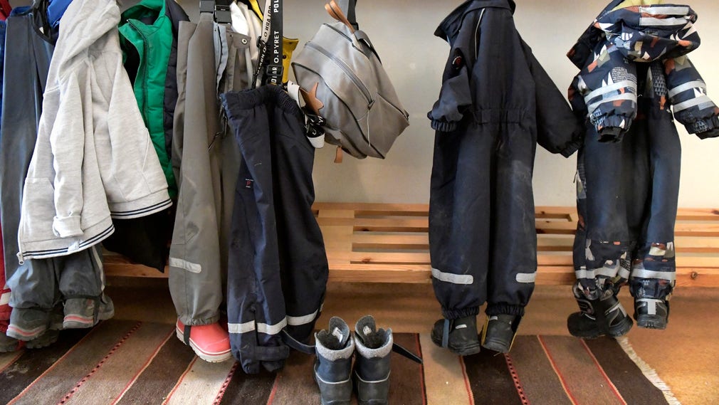 De som jobbar med att vårda coronasmittade måste få barnomsorg även om de flesta förskolor måste stänga.