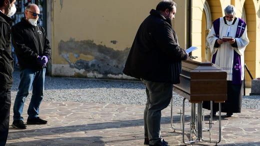 En begravning i Zogno nära Bergamo den 21 mars. Enbart i Lombardiet har fram till och med igår 4 175 människor avlidit efter att ha smittats av coronaviruset, vilket är mer än i hela Kina.