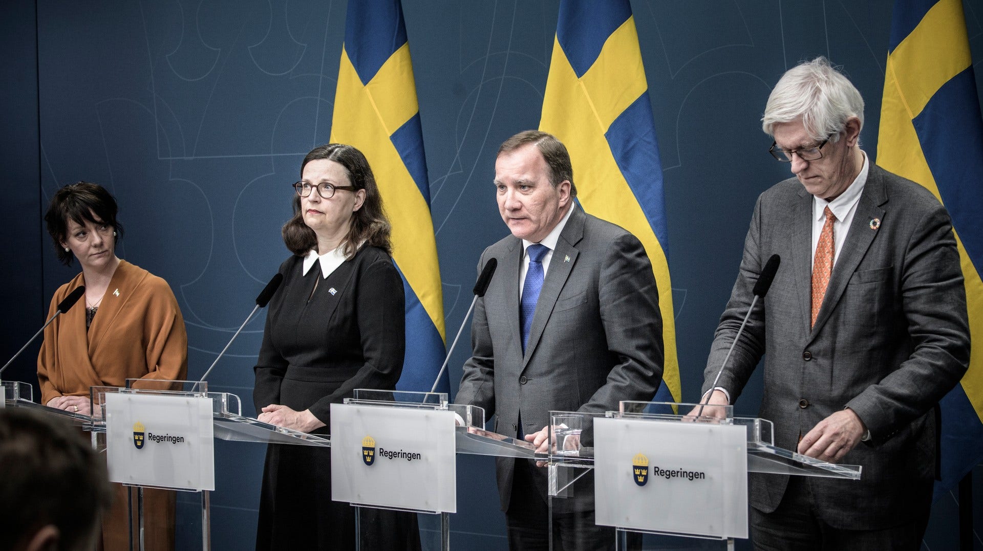 17 mars 2020: Statsminister Stefan Löfven, utbildningsminister Anna Ekström, ministern för högre utbildning och forskning Matilda Ernkrans samt generaldirektören för Folkhälsomyndigheten Johan Carlson, uppmanar vid en pressträff gymnasieskolor och högskolor att övergå till distansutbildning.