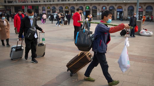 Resenärer anländer till Peking på onsdagen.