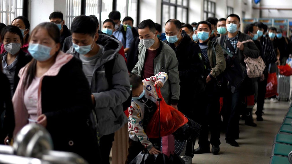 I onsdags öppnades gränserna i den kinesiska provinsen Hubei, centrum för det nya coronaviruset i Kina. På bilden står människor i kö på järnvägsstationen i Macheng i provinsen.