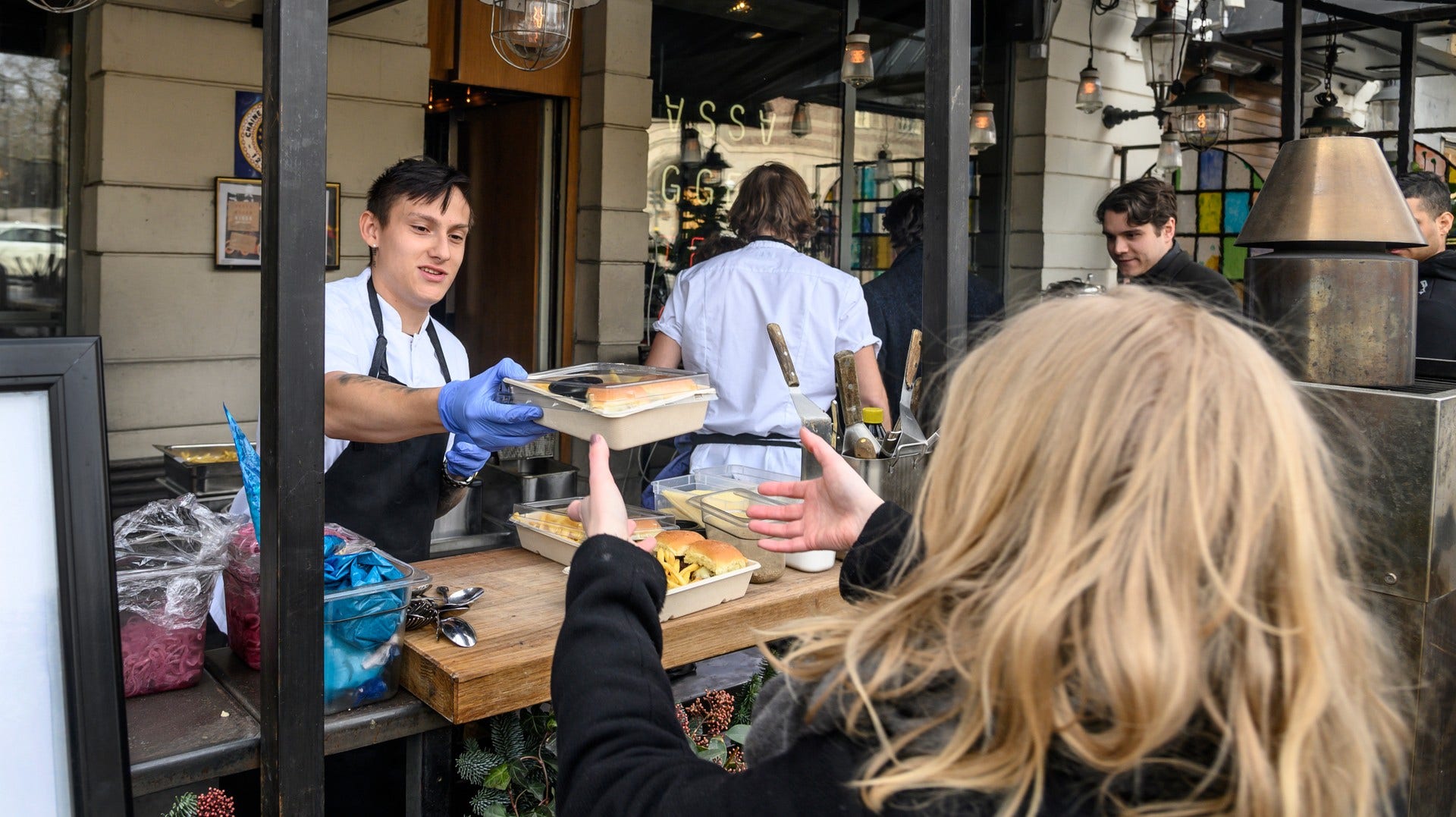 En restaurang i Stockholm serverar hämtmat till kunder.