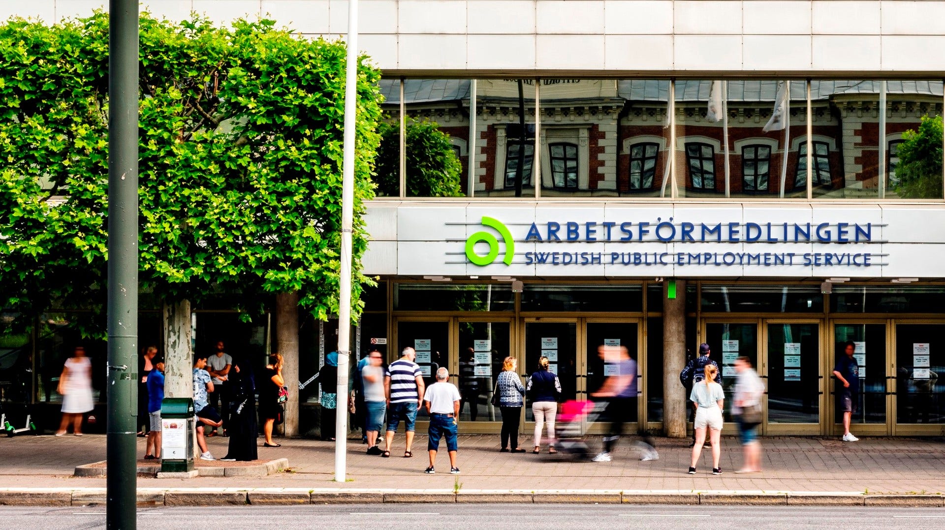 Ett stort misstag var att arbetsmarknaden inte reformerades efter 1990-talets kris. Konsekvensen har blivit ihållande hög arbetslöshet, särskilt bland ungdomar och utlandsfödda, skriver artikelförfattarna.