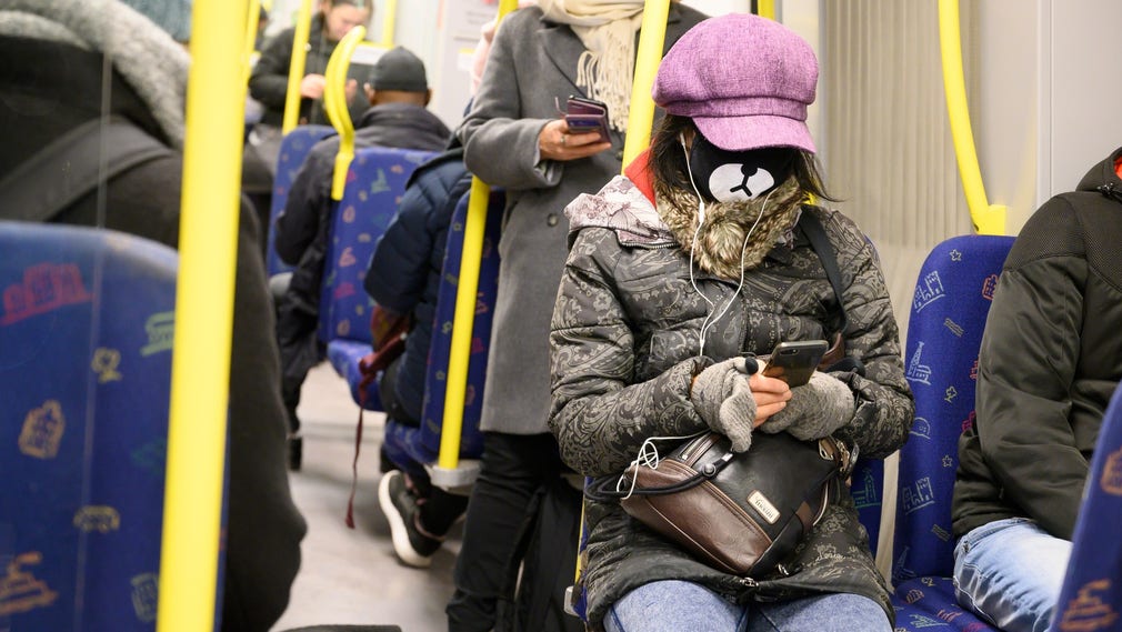 Den svenska regeringen öppnar för att ta del av mobiltelefoners geodata för att begränsa smittspridningen av coronaviruset.