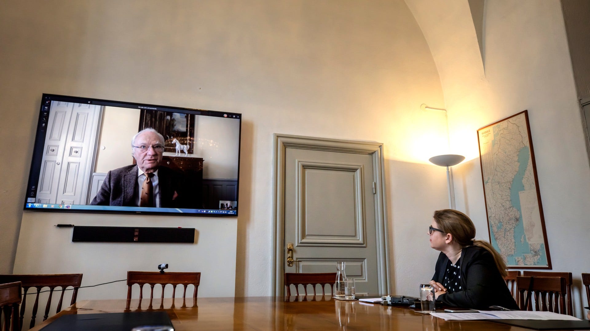Nya tider, nya arbetsmetoder. Kung Carl XVI Gustaf ger en intervju med DN på videolänk från Stenhammars slott i Sörmland till Stockholms slott i Gamla stan.