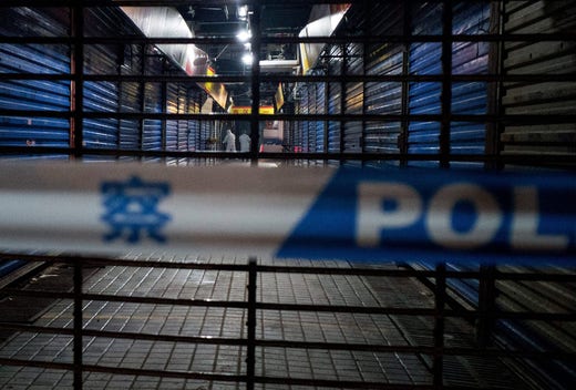 Kinesisk polis spärrade av fiskmarknaden i Wuhan där de första fallen av det nya coronaviruset upptäcktes, 8 januari 2020.