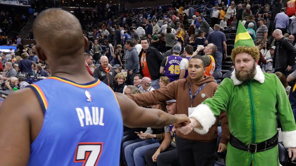 En helt okej ”fist bump”-hälsning som Oklahomas Chris Paul gör med en supporter. Arkivbild.