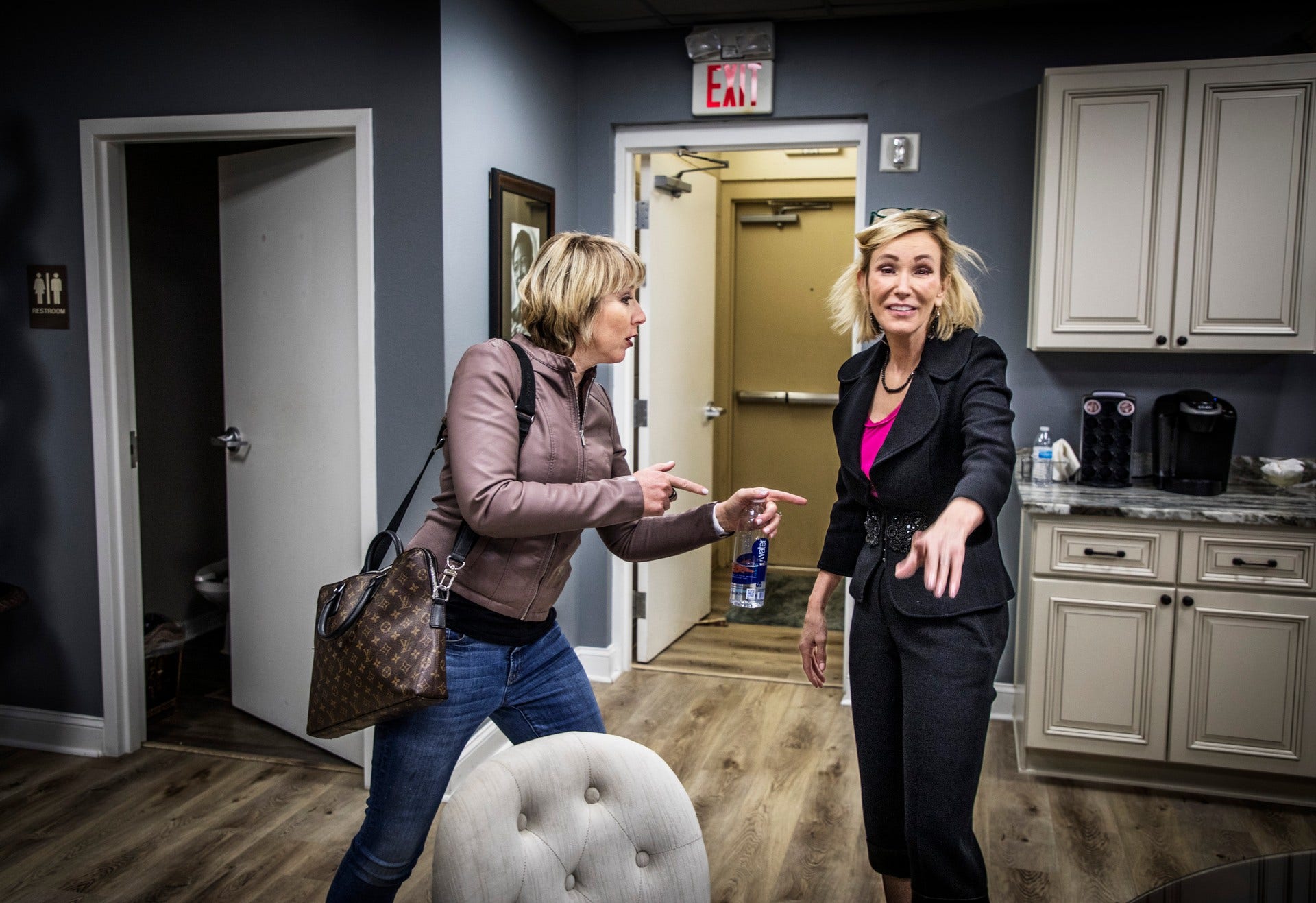 ”Am I a hot mess?” Paula White undrar om hon är i skick att fotograferas när DN:s utsända träffar henne i hennes loge efter kvällens sista gudstjänst. Här tar hon avsked av en medpredikant från Iowa, pastor Amy.