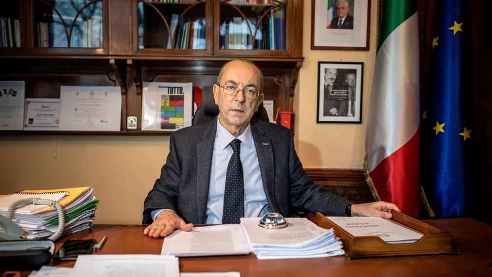Mario Cospito, Italiens ambassadör för Sverige vädjar till omvärlden om stöd.