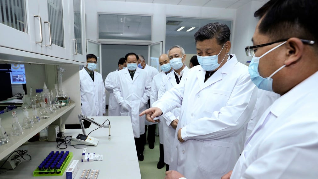 Kinas ledare Xi Jinping hyllar den kinesiska auktoritära modellen som bäst för att bekämpa covid-19. Här besöker han ett militärt forskningsinstitut i Peking.