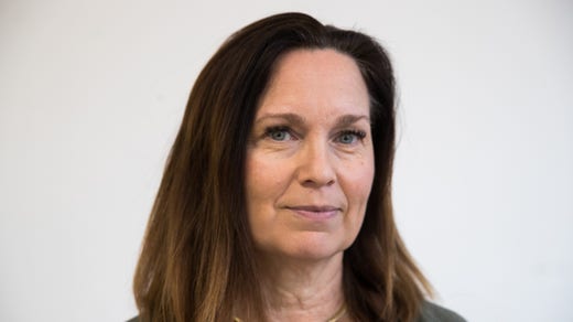 – Vi städar även utsidan av ambulansen. När det är lerigt på gatorna kan det bli extra arbete, säger sjuksköterskan Lillian Sörensson.